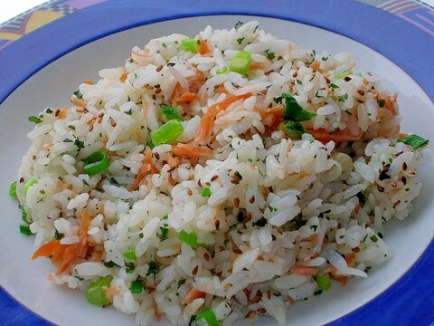 味つけなしで簡単♪鮭とワカメごまチャーハン